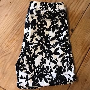 Black & white patterned shorts with 5 inch inseam